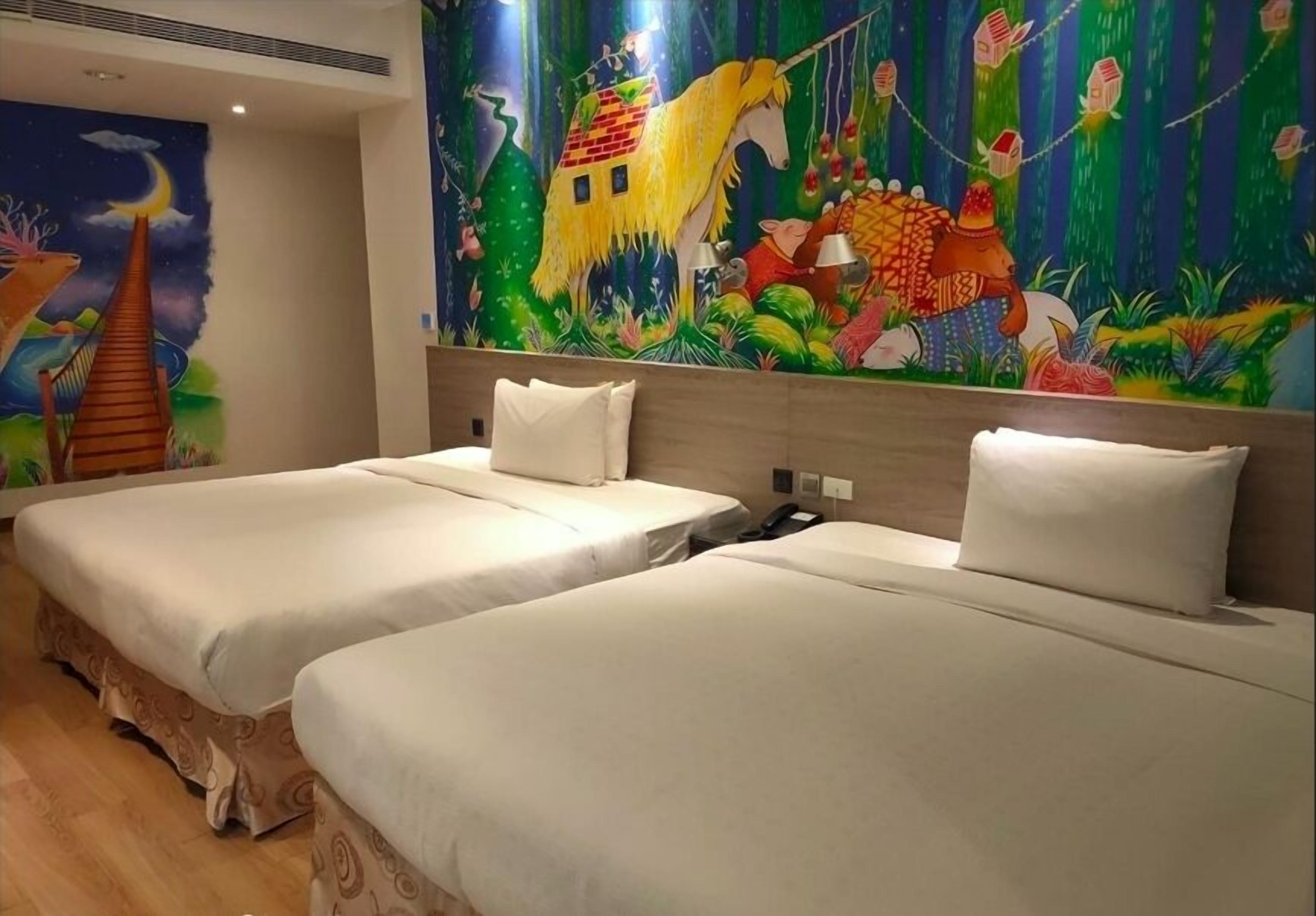 deluxe twin room | down duvets, free minibar, in-room safe, desk