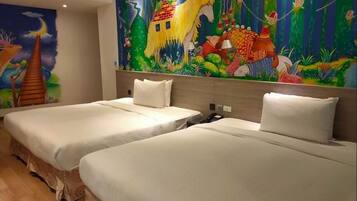 Habitación de hotel con dos camas, un mural en la pared y piso de madera.