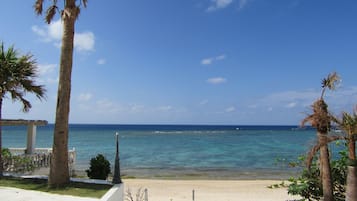 Una spiaggia nelle vicinanze, sabbia bianca