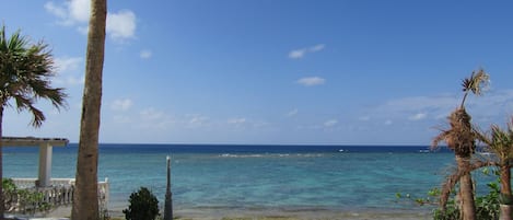 Una playa cerca, arena blanca