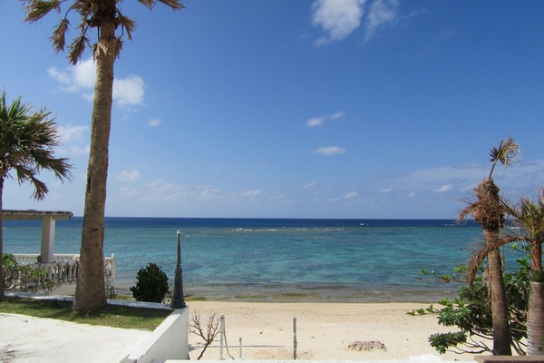 Playa en los alrededores y playa de arena blanca