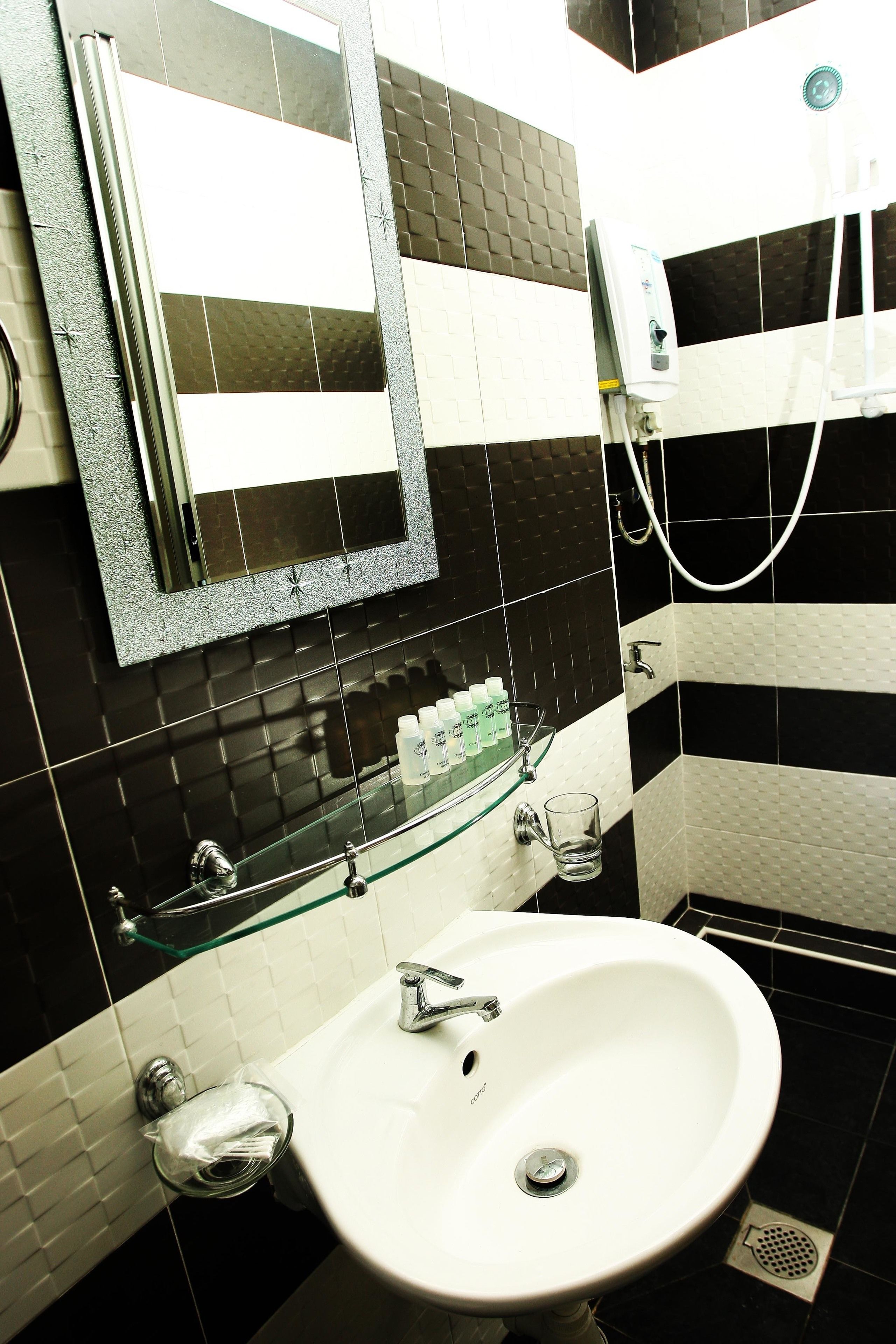Habitación superior, 1 cama Queen size | Baño | Regadera, amenidades de baño gratuitas, secadora de cabello, toallas 