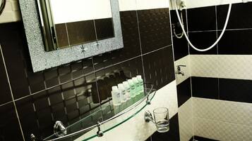 Quarto superior, 1 cama Queen | Banheiro | Chuveiro, produtos de toalete grátis