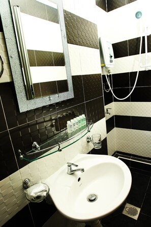 Superior Queen Room | Bathroom