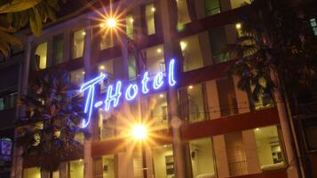 Fachada da propriedade à noite