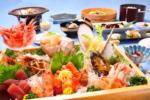 Une variété de fruits de mer disposés sur un plateau en bois.