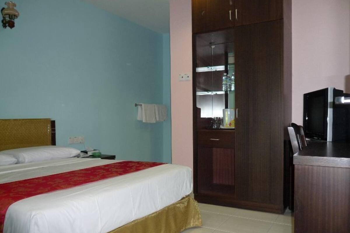 Standard Deluxe Room, Queen Bed
