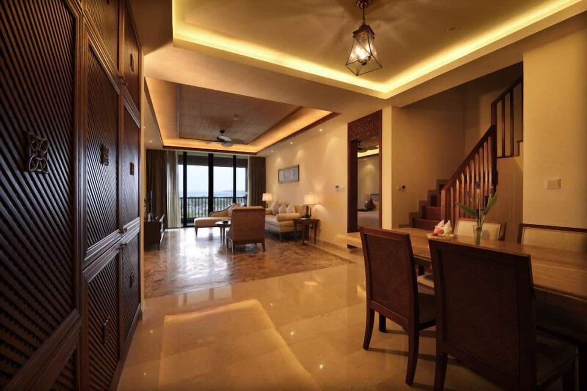 Premium bedding, minibar, in-room safe, desk