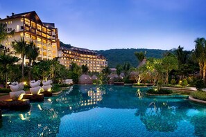 Front of property – evening/night - Shixishu Jianguo Yalong Bay Resort Hotel (Sanya)