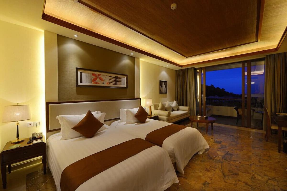 Deluxe Twin Room with Sea View | Premium bedding, minibar, in-room safe, desk