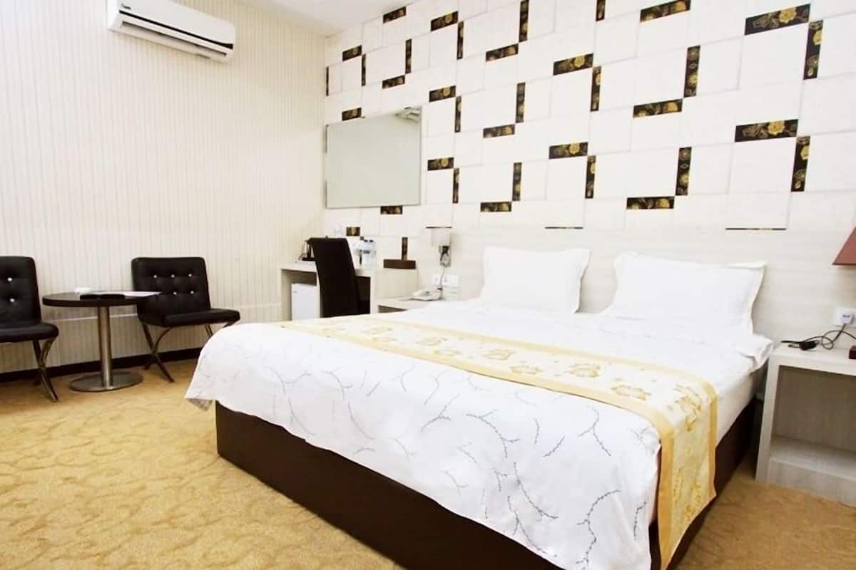 Superior King Room | Iron/ironing board, free WiFi, bed sheets