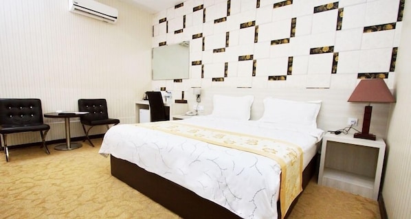 Superior King Room | Iron/ironing board, free WiFi, bed sheets