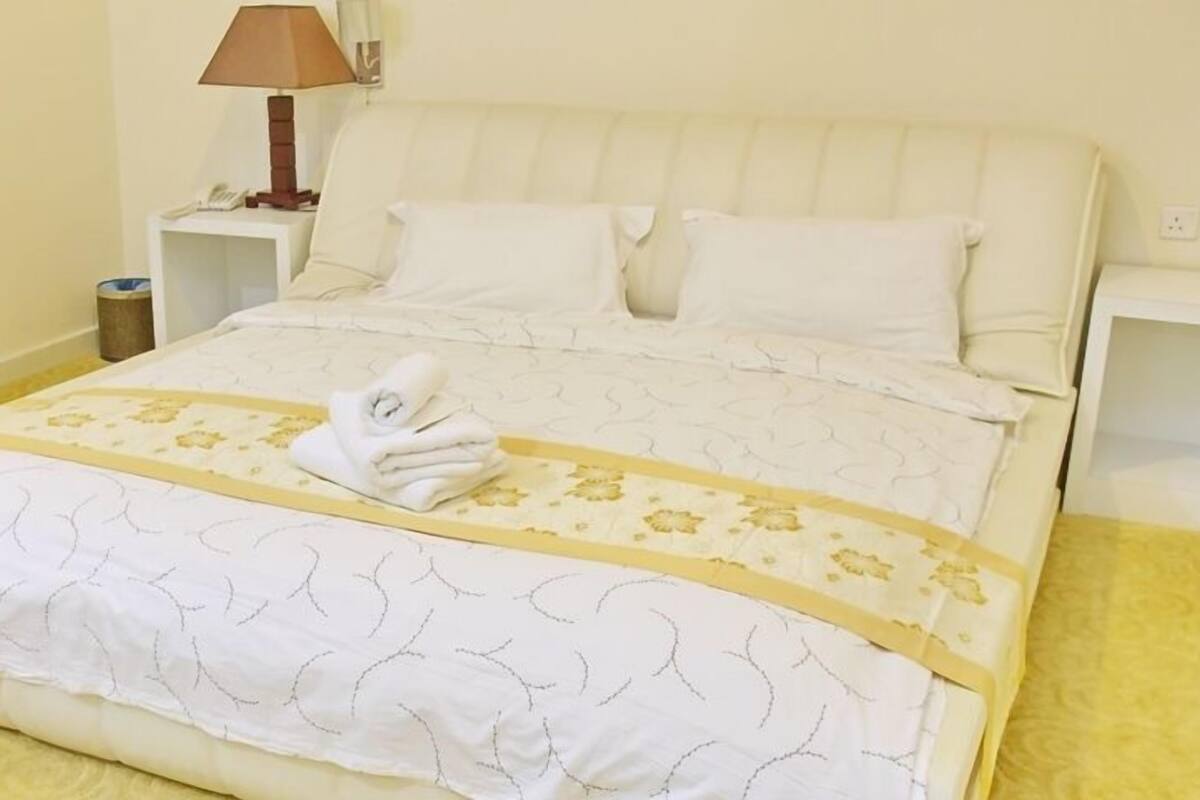 Deluxe White Room | Iron/ironing board, free WiFi, bed sheets
