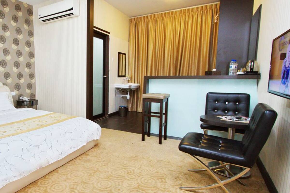 Deluxe Suite | Iron/ironing board, free WiFi, bed sheets