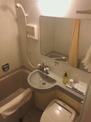 Combined shower/tub, free toiletries, hair dryer, slippers - Hotel Mid In Akabane Ekimae (Tokyo)