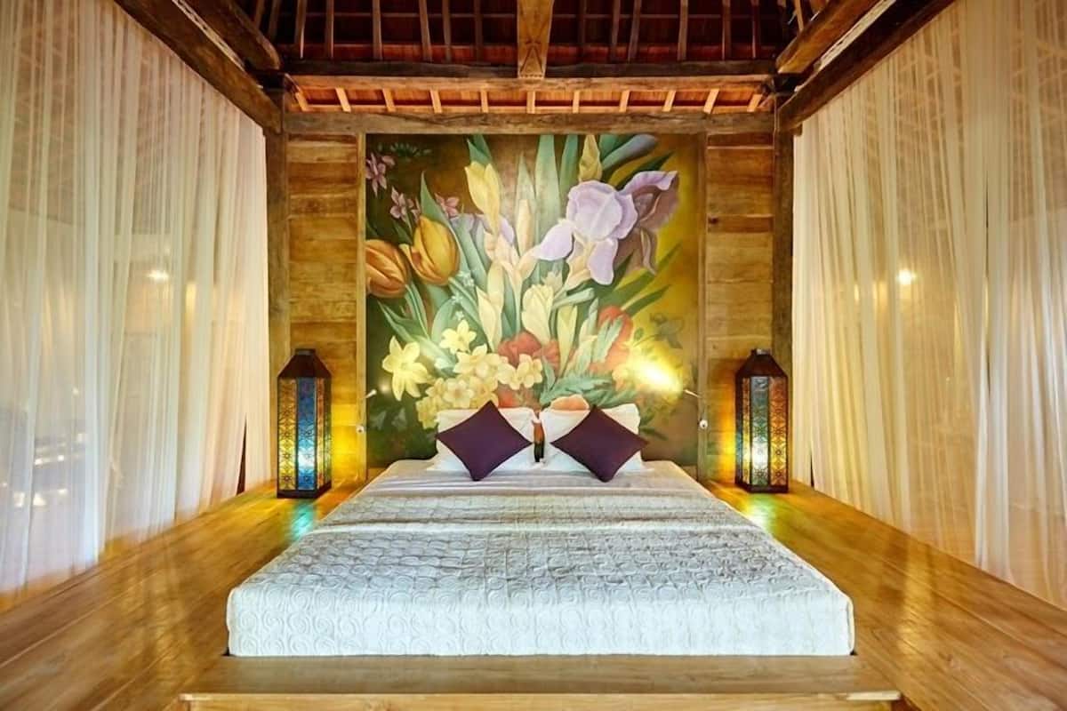 Premium bedding, desk, iron/ironing board, free WiFi