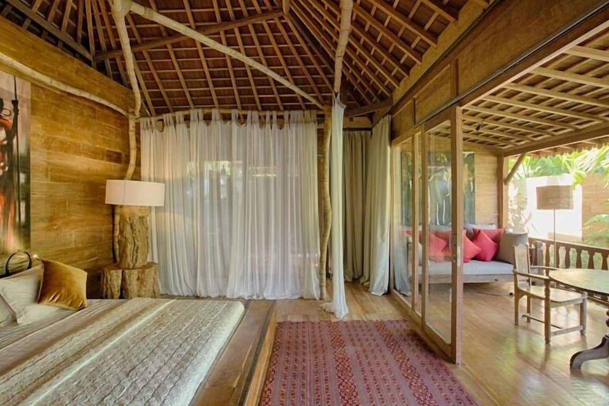Safari Room | Premium bedding, desk, iron/ironing board, free WiFi