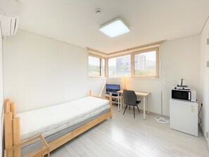 Basic Single Room, 1 Bedroom, Non Smoking, Courtyard View (Self Check-In) | Seprai premium, selimut bulu angsa, dan brankas