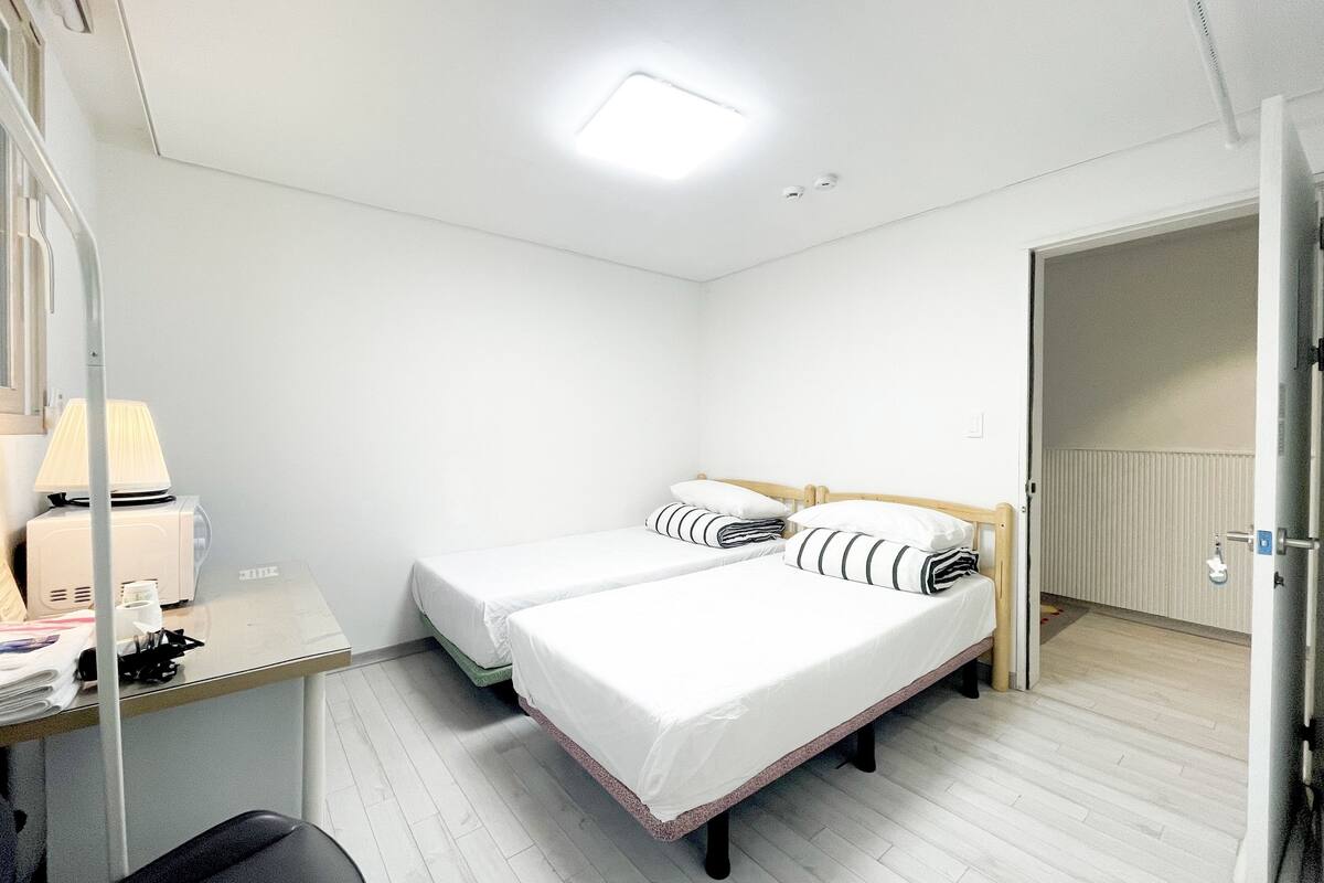 Basic Twin Room, 1 Bedroom, Non Smoking, Garden View (Self Check-In) | Roupas de cama premium, edredons de pluma, cofres nos quartos
