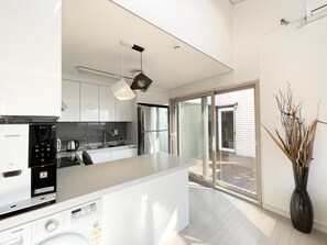 Televisión de pantalla plana, películas con cargo, piso con calefacción