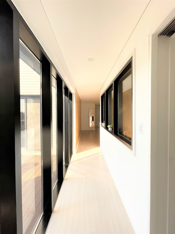 Televisión de pantalla plana, películas con cargo, piso con calefacción