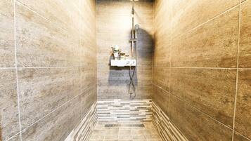 Superior Twin Room | Bathroom shower
