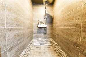 Superior Twin Room | Bathroom shower - Nabi Hotel (Eumseong)