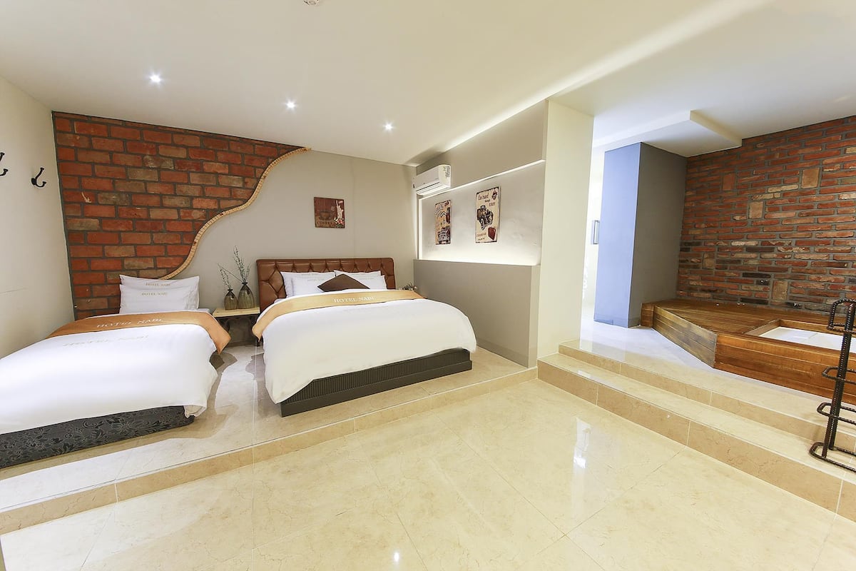 Habitación superior con 2 camas individuales | Wifi gratis y decoración personalizada