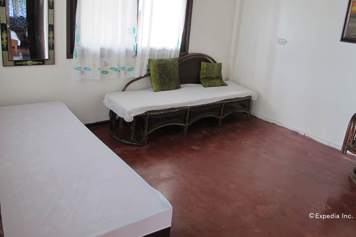 Standard Room, Beachfront (No Aircon) | Desk
