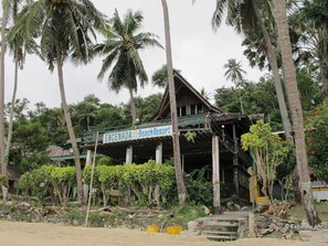 Se sirven desayunos, almuerzos y cenas; cocina local e internacional
