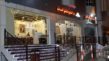 واجهة المنشأة - في المساء/الليل