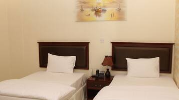 خزنة داخل الغرفة ومكواة/لوح كي وأسرّة أطفال/رضّع