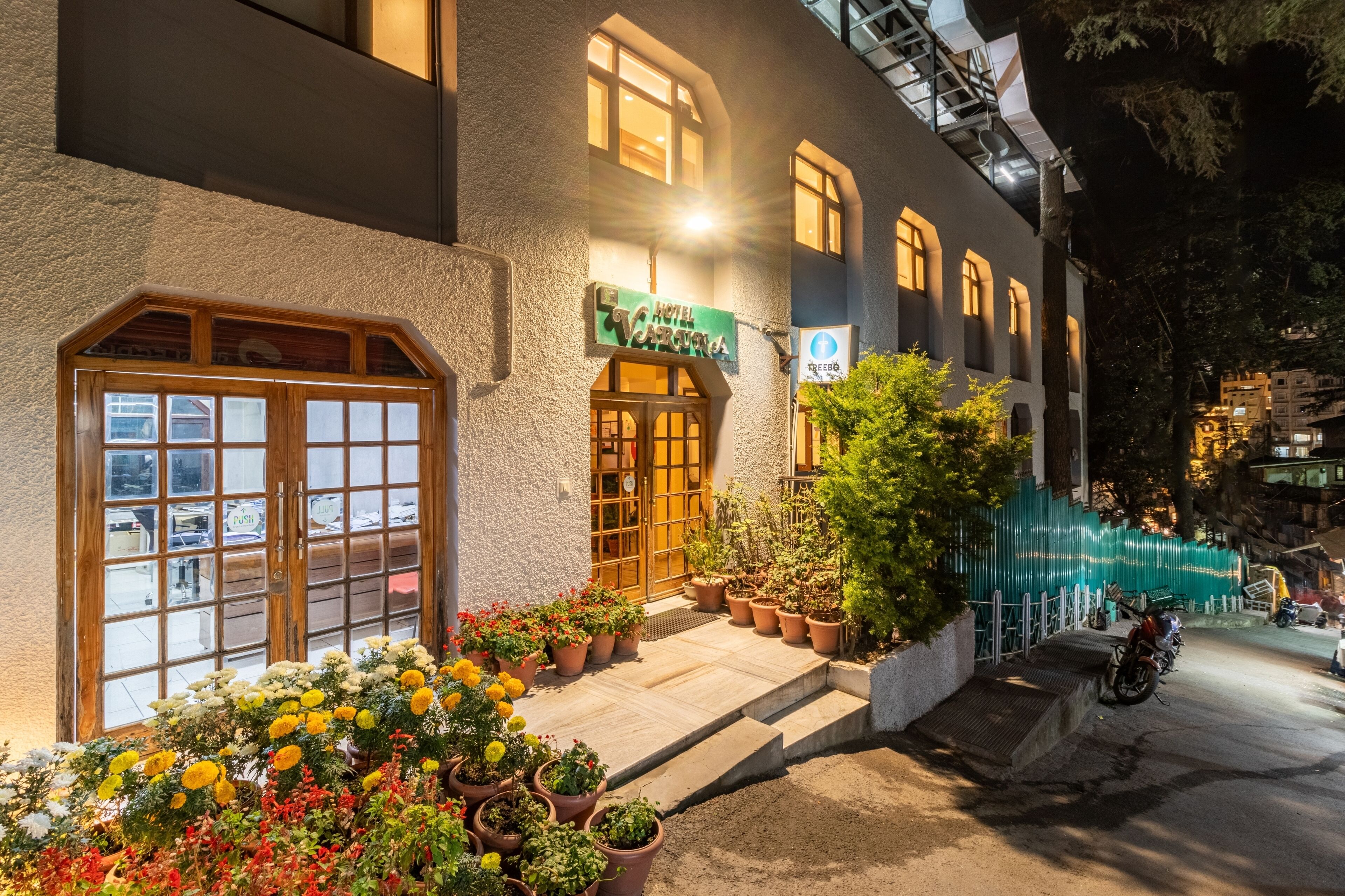 Fachada de la propiedad por la tarde o noche