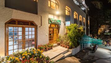 واجهة المنشأة - في المساء/الليل