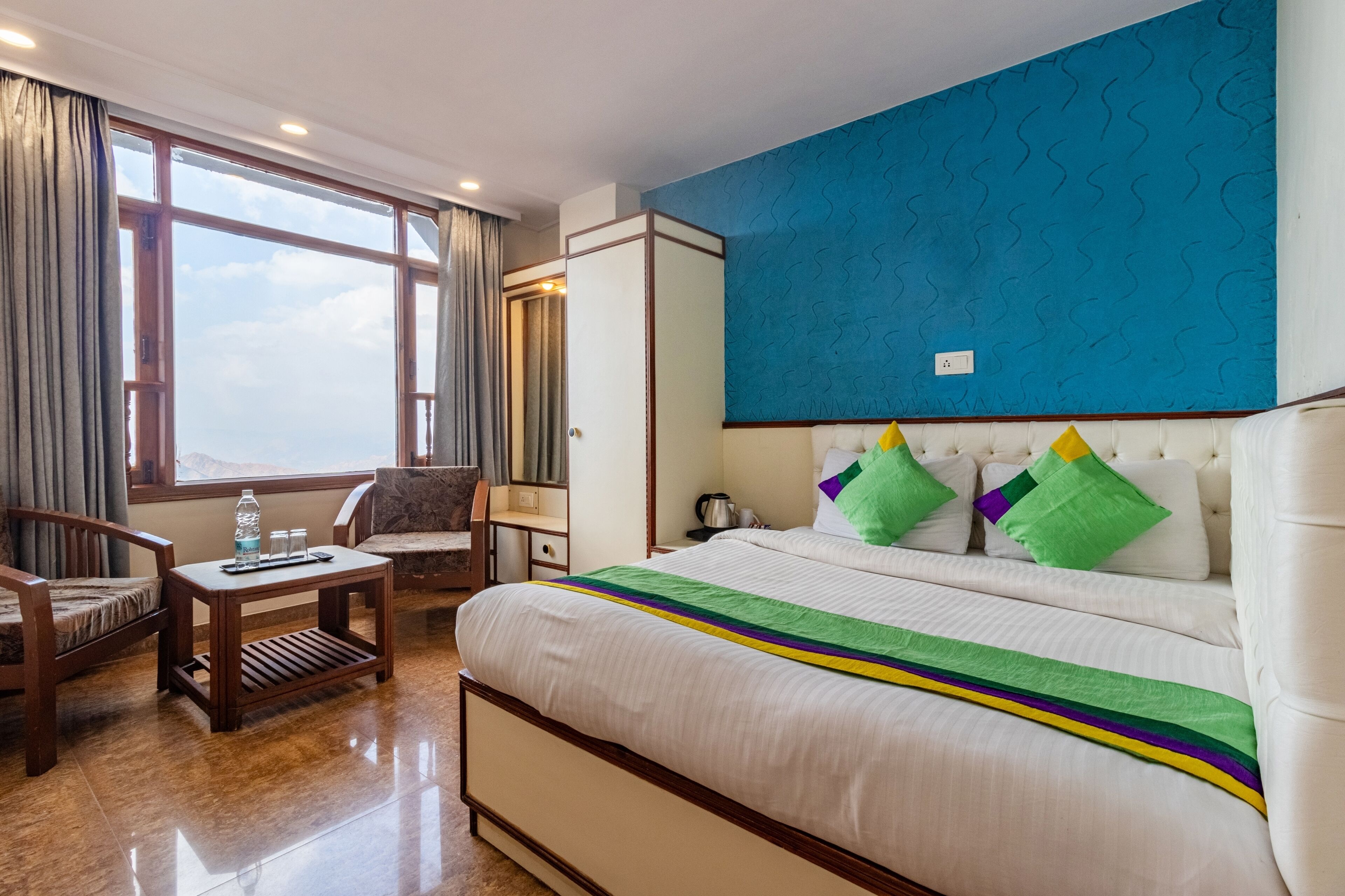 Escritorio, sistema de insonorización y tabla de planchar con plancha 