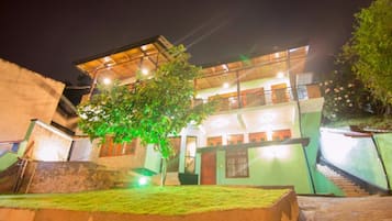 Facciata della struttura - sera/notte