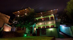 Mặt tiền nơi lưu trú - ban đêm