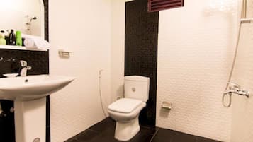 Standard Double Room | Bathroom | Shower, free toiletries, towels