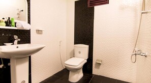 Phòng đôi Tiêu chuẩn | Phòng tắm | Buồng tắm vòi sen, đồ dùng nhà tắm miễn phí, khăn tắm 