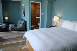 Escritorio, cortinas blackout, sistema de insonorización y wifi gratis