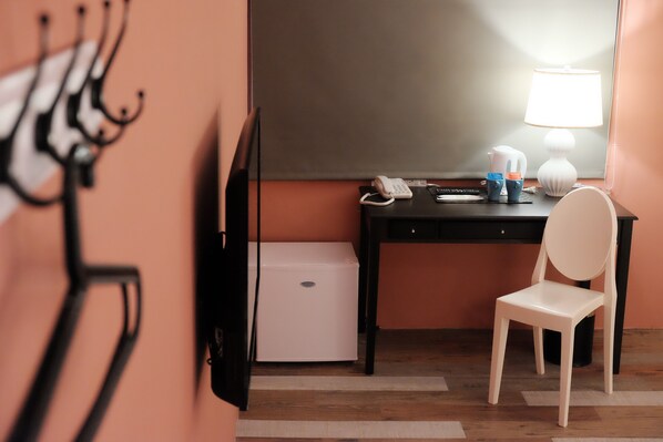 Escritorio, cortinas blackout, sistema de insonorización y wifi gratis 