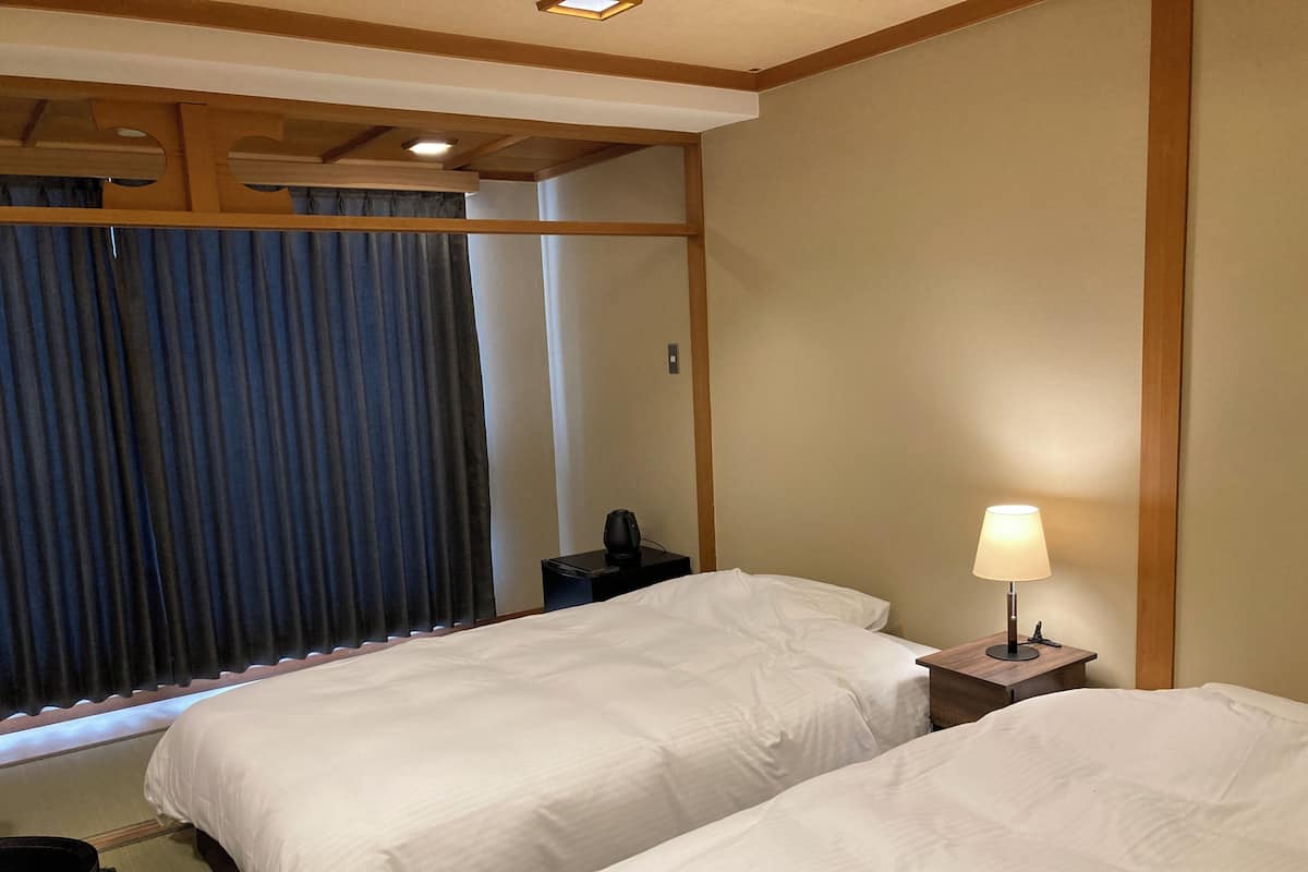 [10畳ツインベッド] バス付 2名定員 禁煙 | 羽毛の掛け布団、セーフティボックス (室内)、デスク、WiFi (無料)