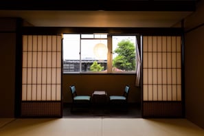 Rum i japansk stil - icke-rökare (10+8 Tatami Mats, with Toilet&Bath) | Duntäcken, värdeförvaringsskåp på rummet, skrivbord och gratis wi-fi