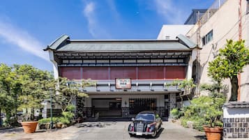 المنشأة من الخارج