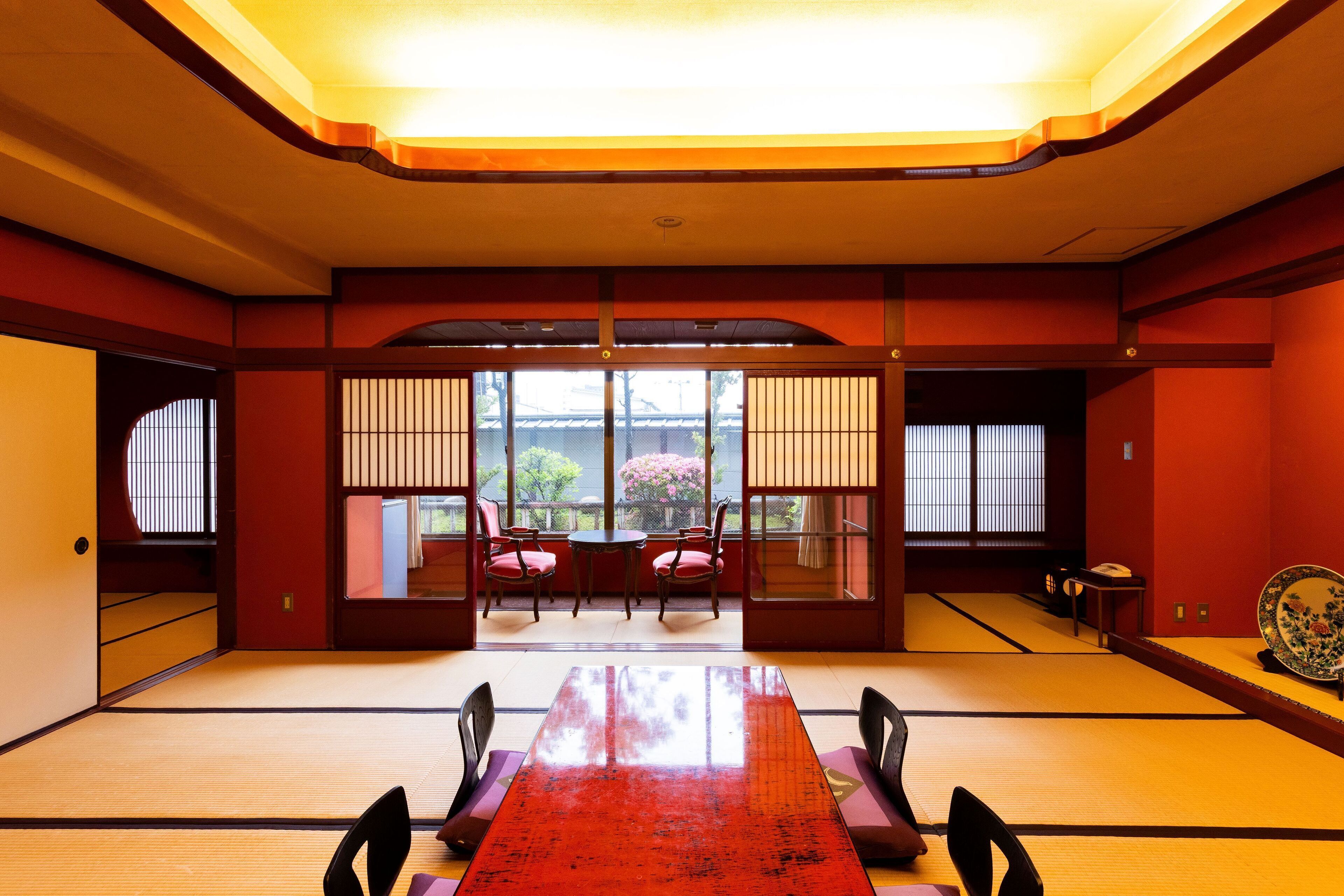 Een traditionele Japanse kamer met tatami vloerbedekking, een lage tafel en shoji schermen.