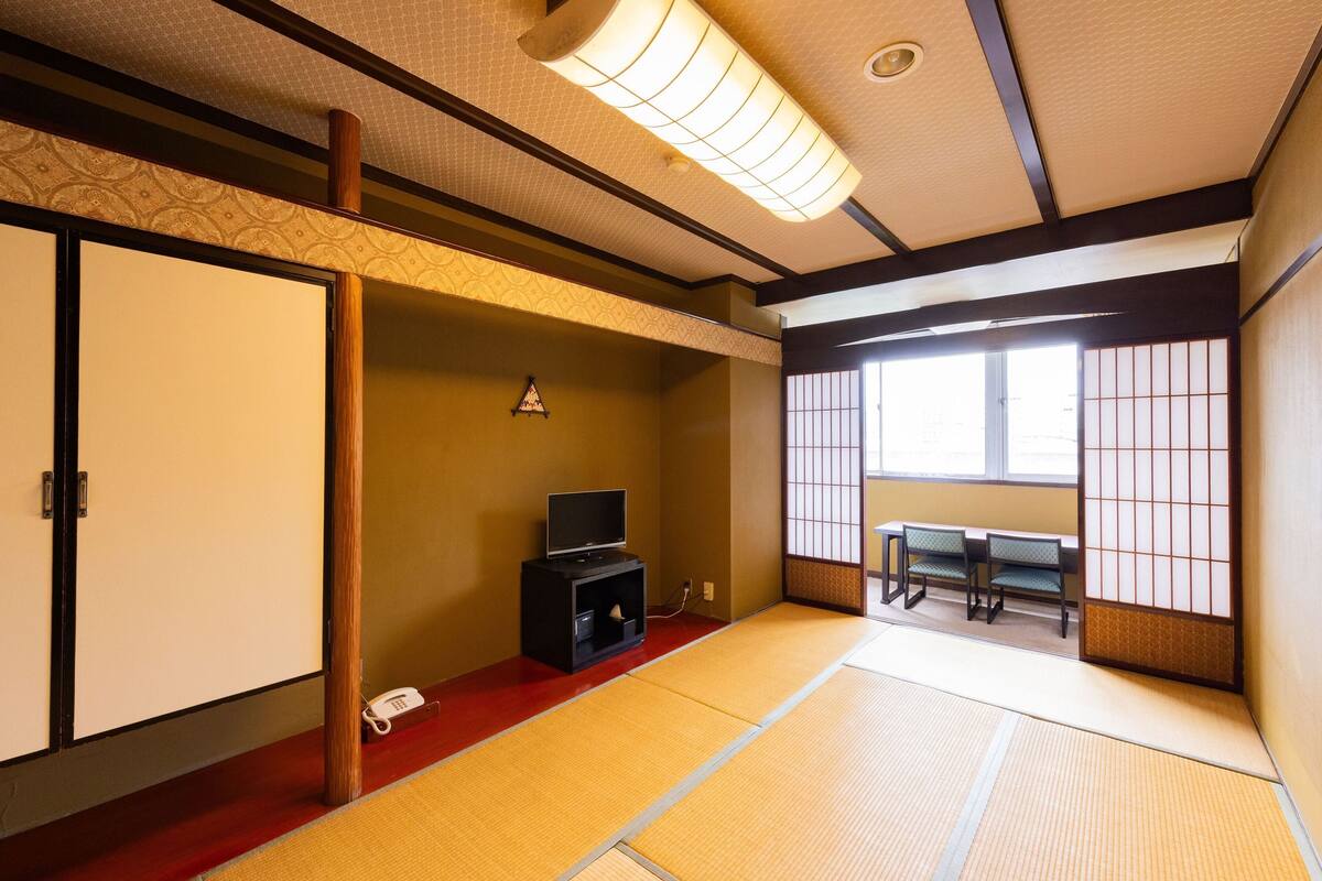 羽毛の掛け布団、セーフティボックス (室内)、デスク、WiFi (無料)