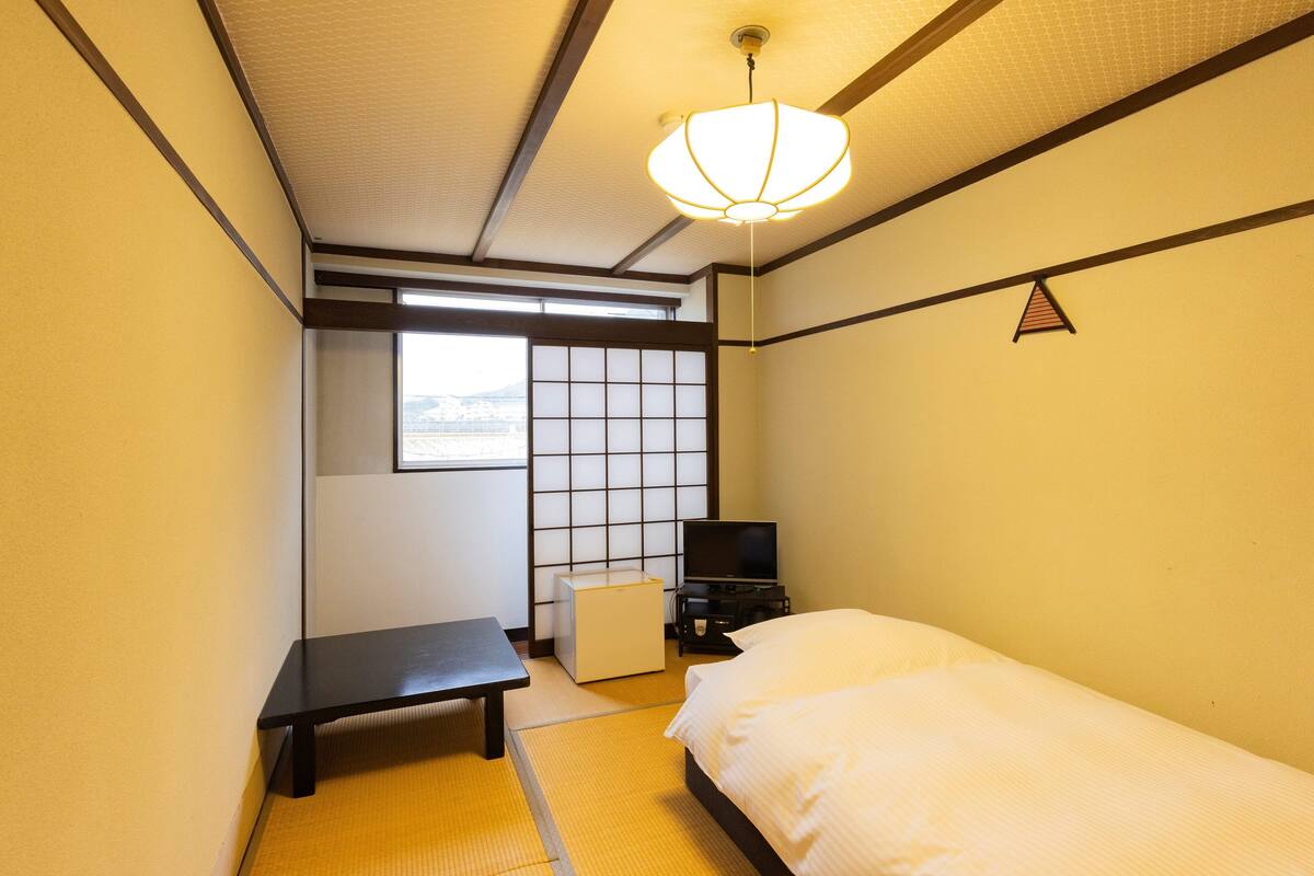 [6畳シングルベッド] バス・トイレなし＿1名定員 禁煙 | 羽毛の掛け布団、セーフティボックス (室内)、デスク、WiFi (無料)