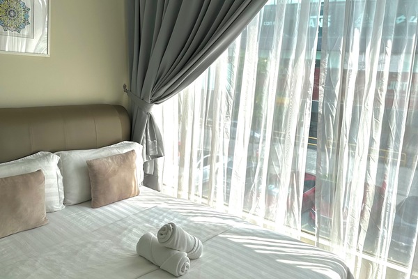 Deluxe Double Room | In-room safe, desk, soundproofing, WiFi (free)