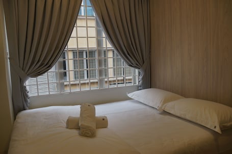 Caja de seguridad en la habitación y escritorio