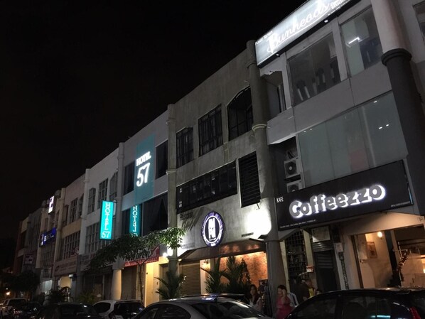 A hotel with a sign indicating it has 57 rooms, a restaurant, and a coffee shop. - Hotel 57 Subang Jaya (Subang Jaya)